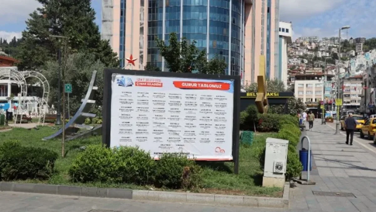 İzmit'in billboardları Çınar'ın gurur tablosu ile süslendi