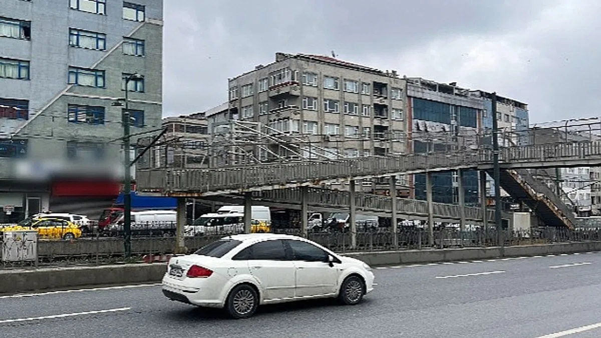 Kamyon Çarpan Üst Geçit Yenileniyor