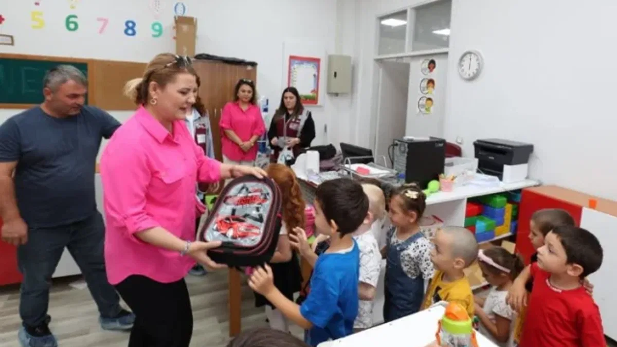 İzmitli miniklerin eğitimine kırtasiye ve çanta desteği