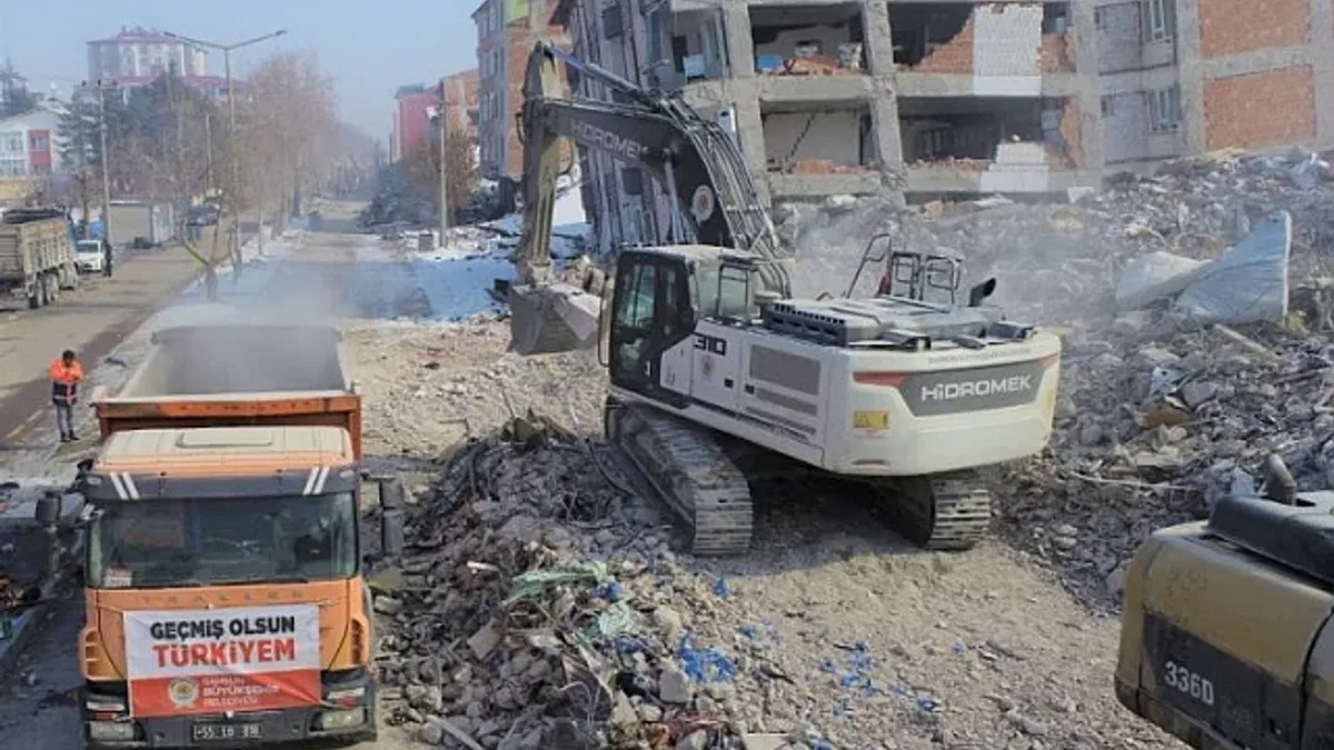 Samsun iş makinaları enkazları kaldırıyor