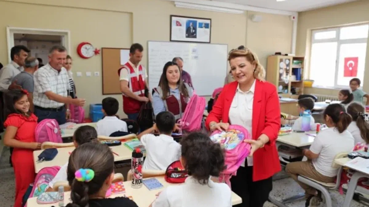 İzmit'in kırsaldaki okullara eğitim desteği sürüyor