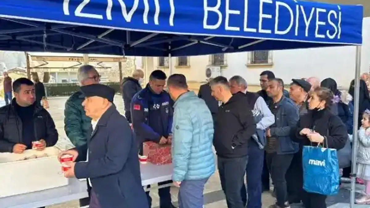 İzmit'te deprem felaketinde yaşamını yitirenler için helva dağıtıldı