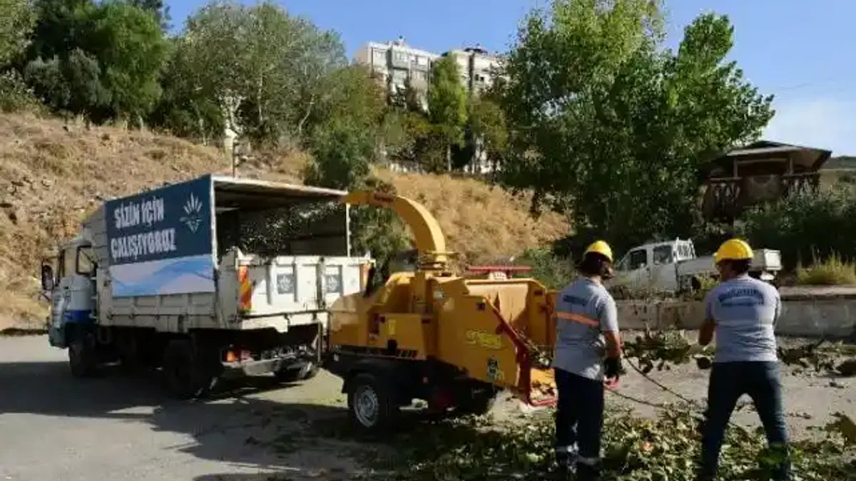 Karabağlar'da budanan dallar gübreye dönüşüyor