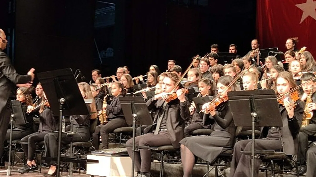 Gençlik orkestramız şehitler için sahnede