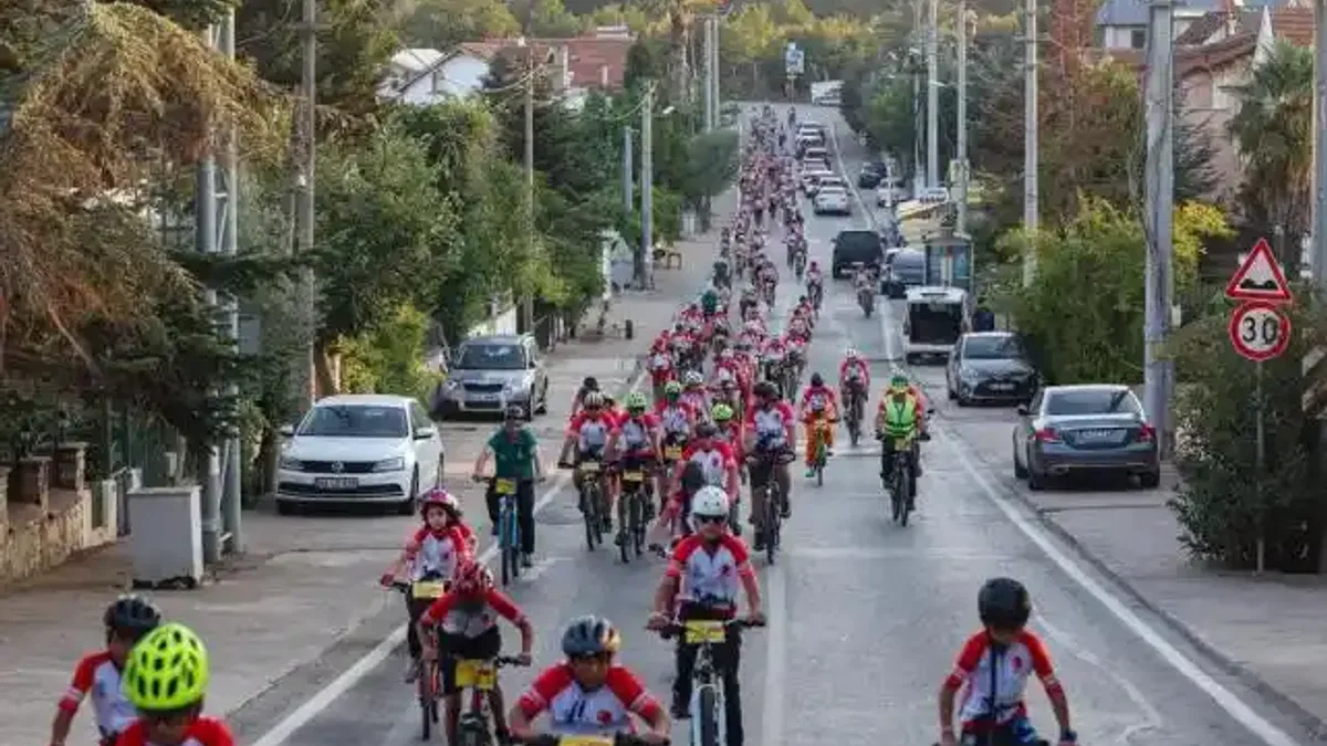 Bisiklet tutkunları Kocaeli'de pedal çevirdi