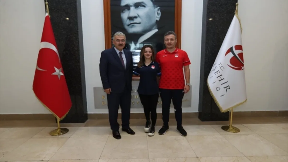 Eskişehir Valisi Erol Ayyıldız, milli sporcu Sümeyye Boyacı'yı kabul etti