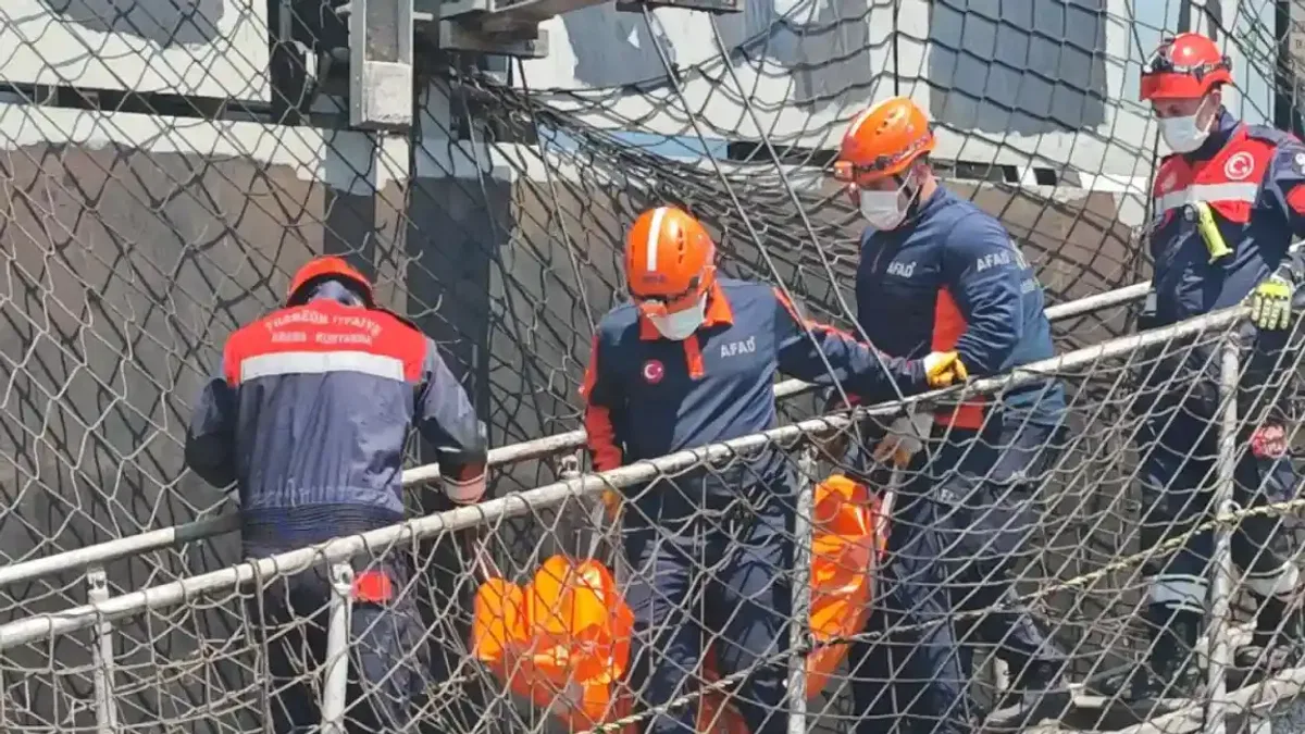 Trabzon’da İHA saldırısı kurbanı denizci gemiden çıkarıldı