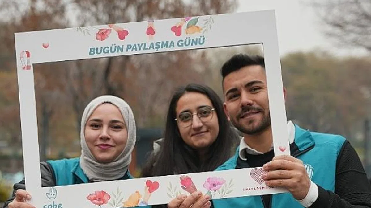 Konya Büyükşehir Belediyesi ve SOBE'den "Paylaşma Günü"nde Tramvayda Dikkat Çeken Etkinlik