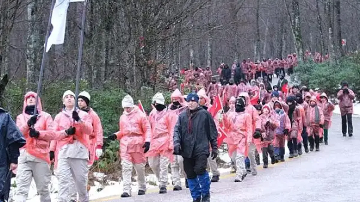 Kağıtspor izcileri Sarıkamış Şehitleri için yürüdü