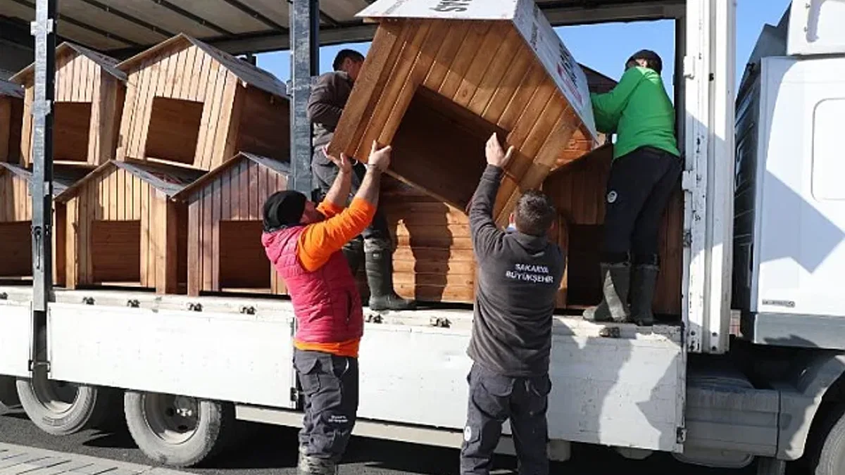 Sakarya'da hayvan bakımevine mama kabı ve kulübe desteği