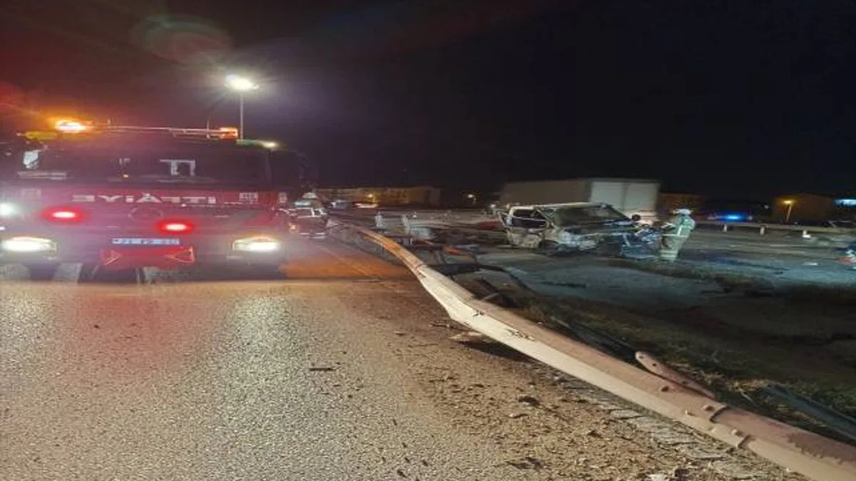 Kırıkkale'de bariyerlere çarpan kamyonetteki 3 kişi yaralandı