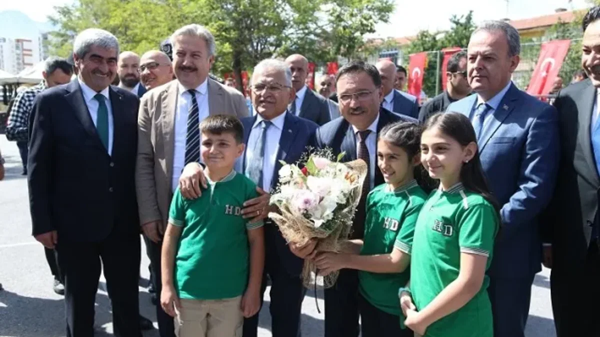 Kayseri'de ilk ders zili çaldı