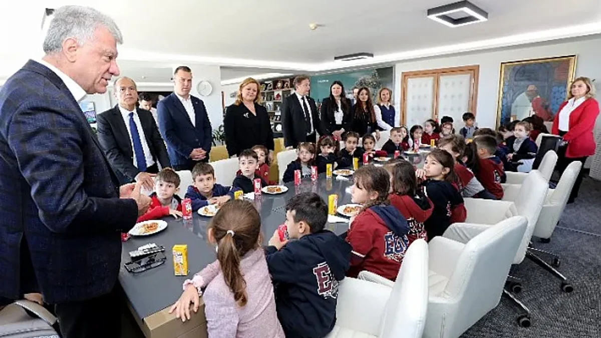 Narlıdere'de minik öğrencilerden Başkan Amca'ya ziyaret