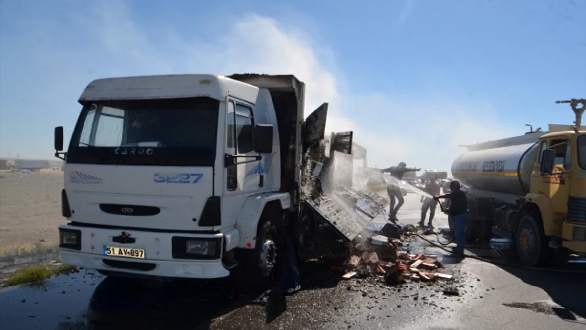 Aksaray'da seyir halindeki kamyonun kasası yandı