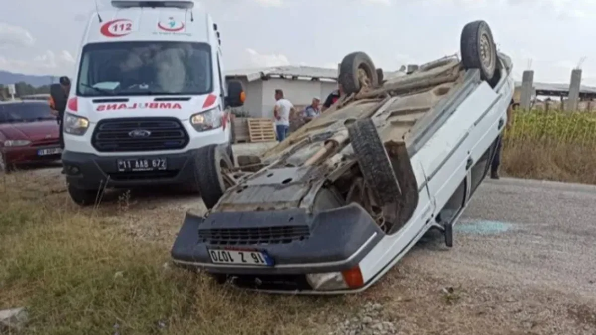 Pazaryeri'nde otomobil devrildi: 2 yaralı!