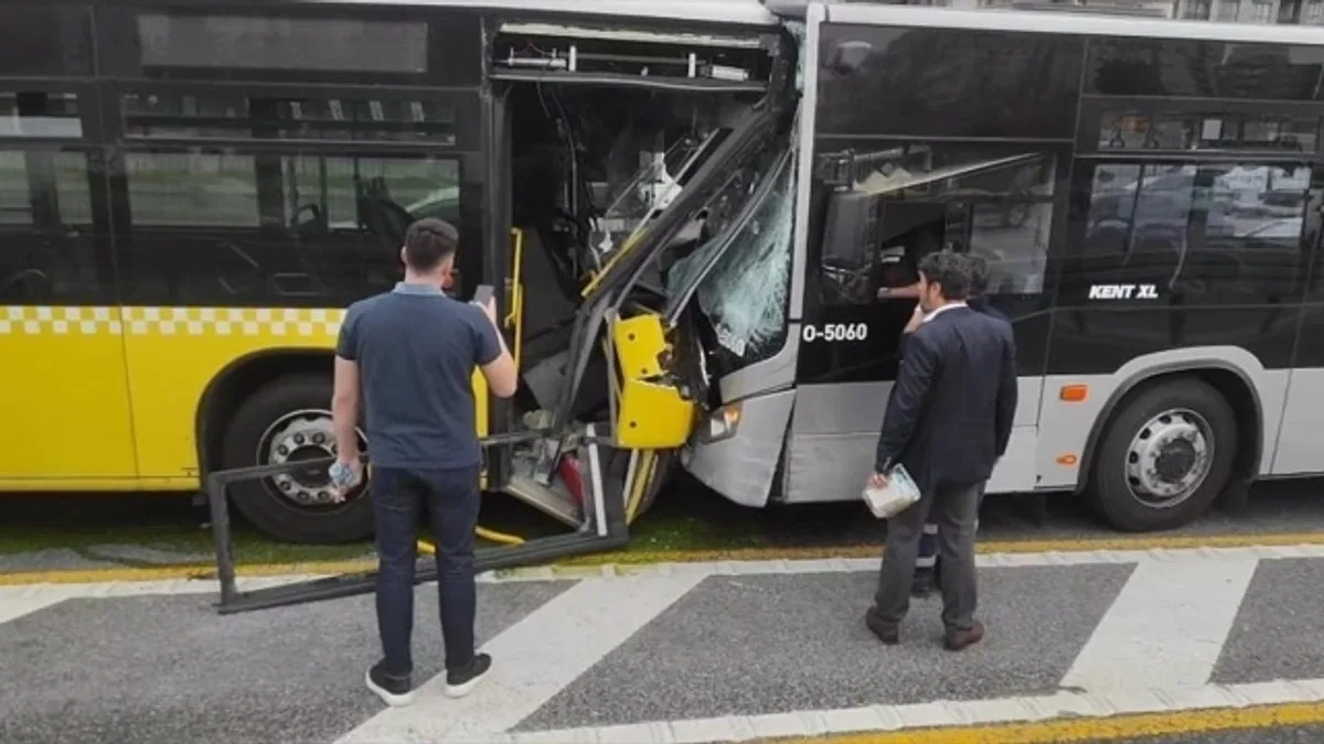 İstanbul'da iki metrobüs çarpıştı