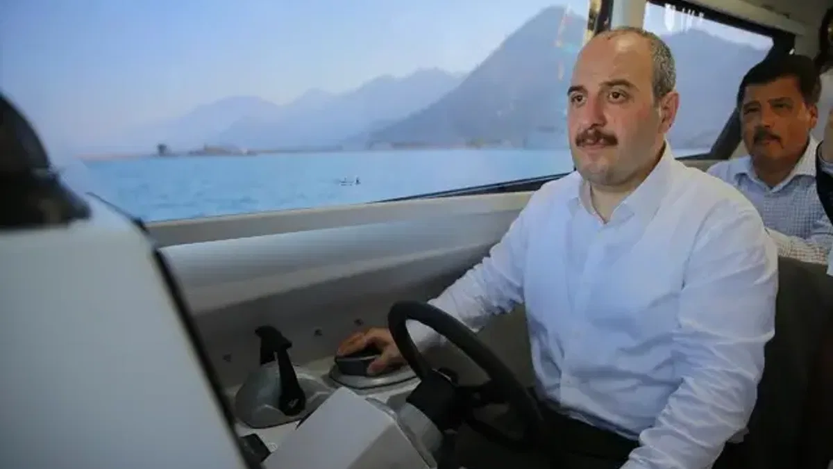 Sanayi ve Teknoloji Bakanı Varank, Antalya'da insansız deniz aracını kullandı
