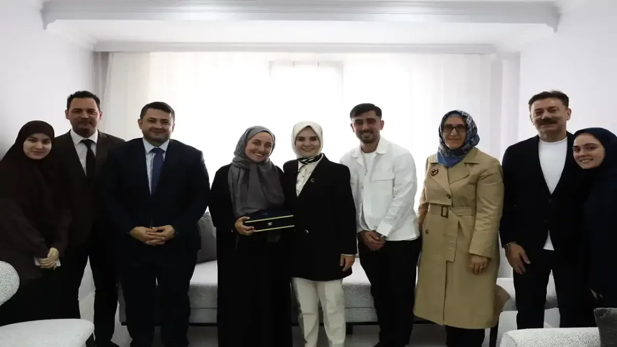 Bakan Göktaş yeni evli çiftin misafiri oldu