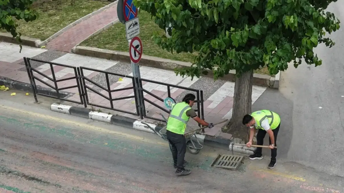 Manisa'da 17 ilçede yağmur suyu ızgaralarına düzenli bakım