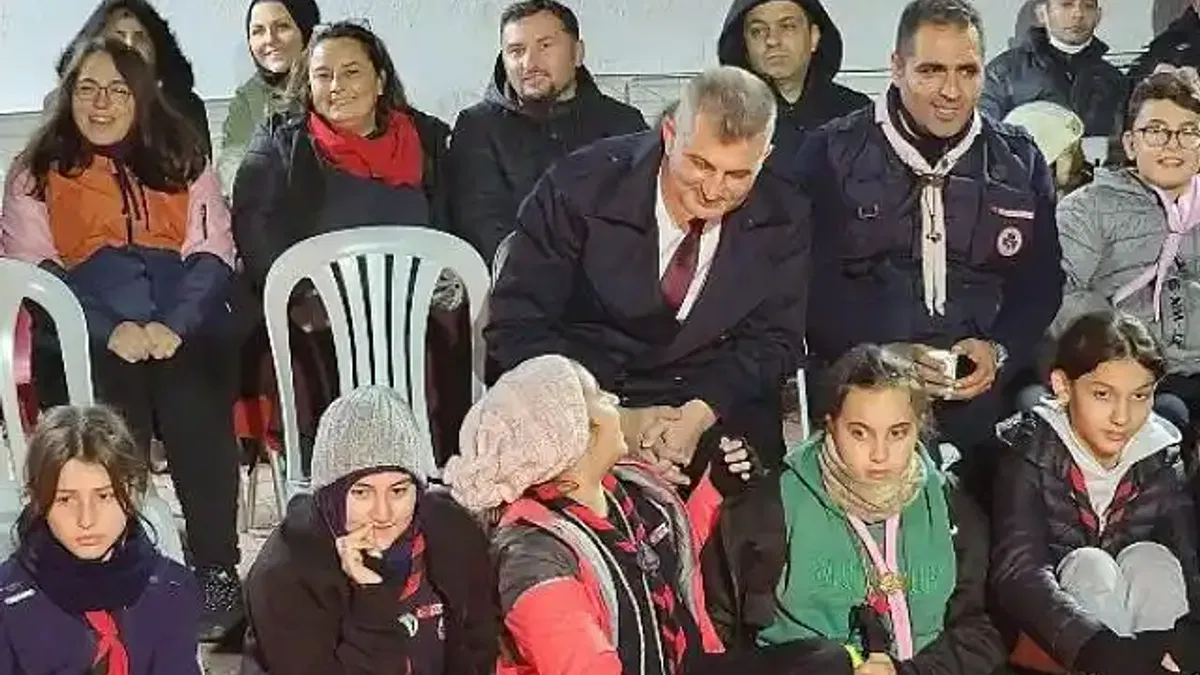 Gölcük Belediye Başkanı Ali Yıldırım Sezer, Aksığın İzci Kampı'nda Gölcük Belediyesi İzcileri ile bir araya geldi.