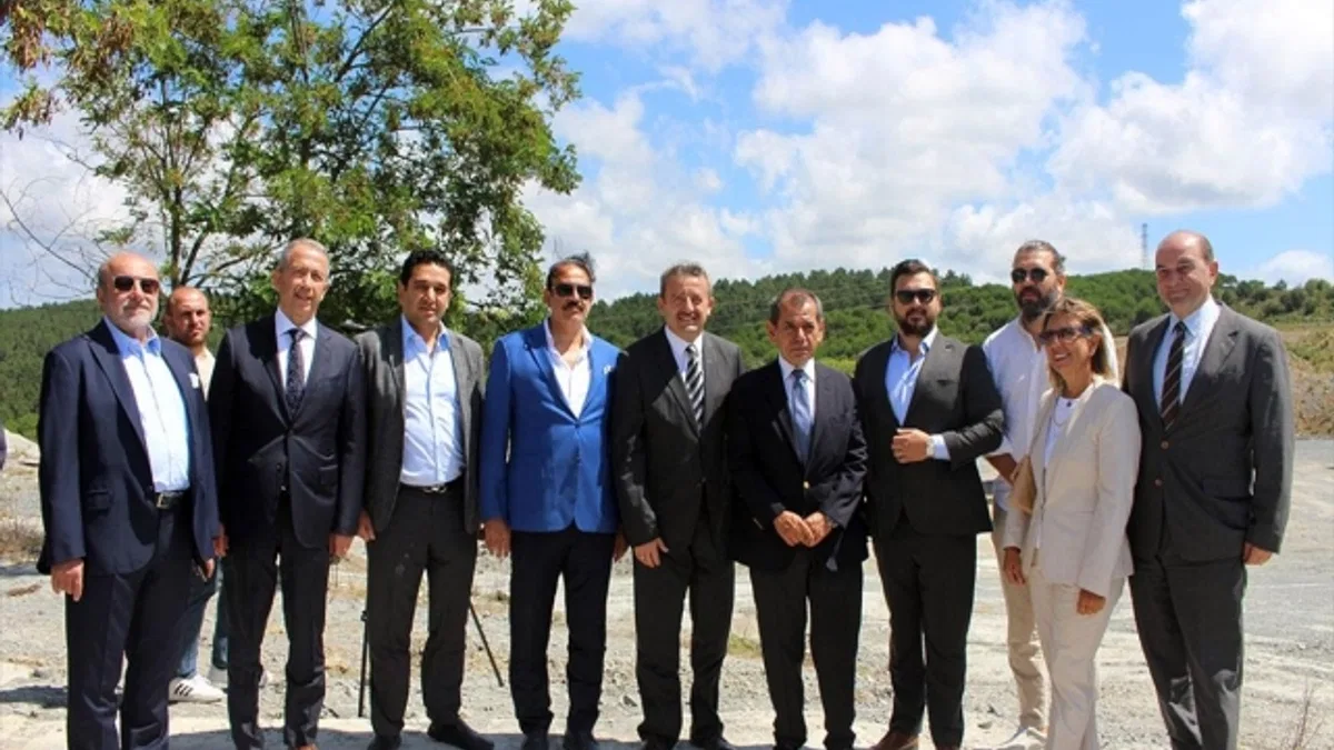 Dursun Özbek, Kemerburgaz'daki arazide incelemelerde bulundu