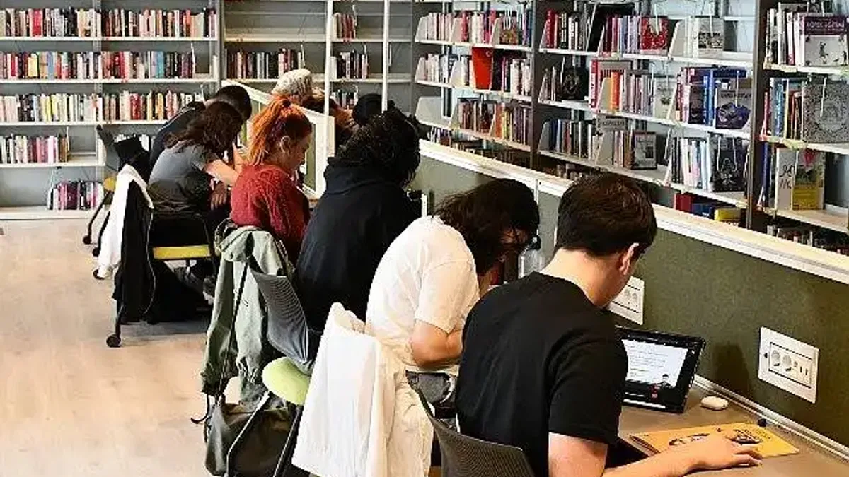Lüleburgaz Belediyesi'nin Halide Edip Adıvar Kütüphanesi'ne yoğun ilgi