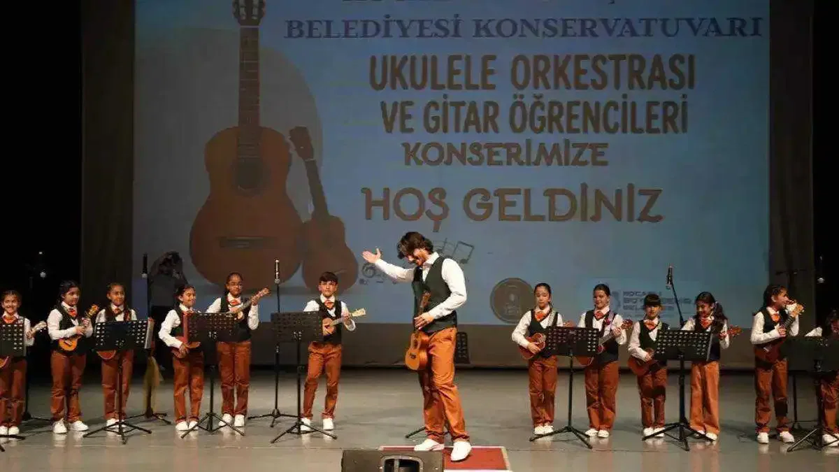 Kocaeli'de konservatuvar öğrencileri hem çaldı hem oynadı