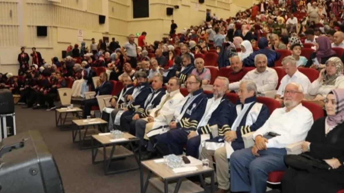 ERÜ İlahiyat'ta mezuniyet coşkusu