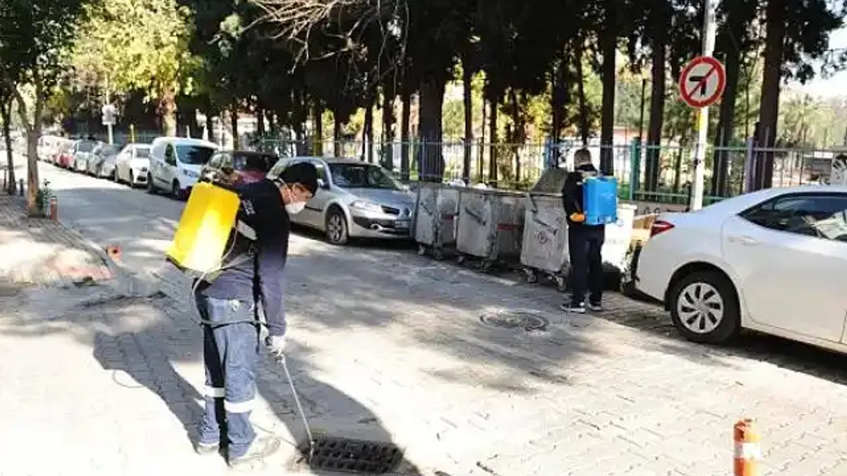 Karşıyaka'da ilaçlama mesaisi devam ediyor