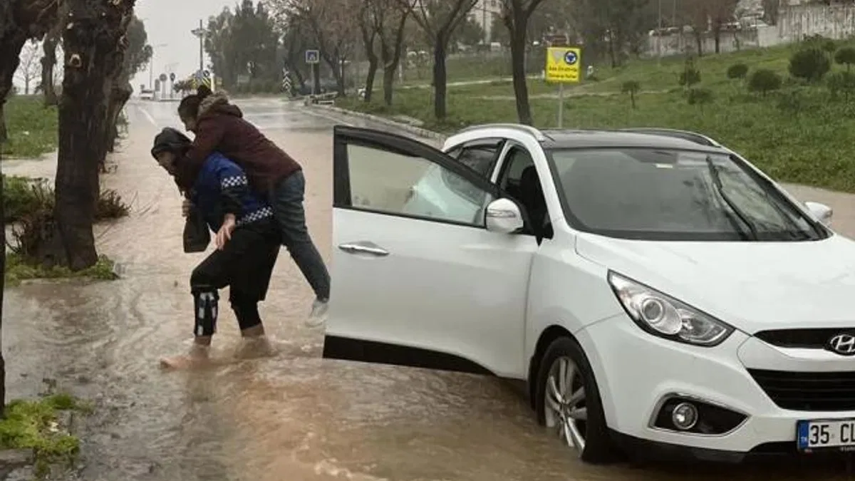 İzmir’de zabıta ekipleri vatandaşları sırtında taşıdı