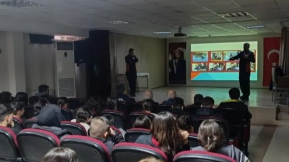 Salihli'de öğrencilere itfaiyecilik tanıtıldı