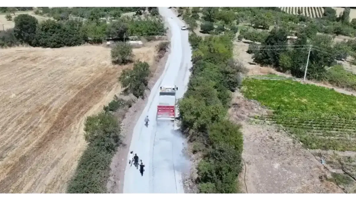 Manisa'da 1999’da açılan yol 27 yıl sonra asfaltla buluştu