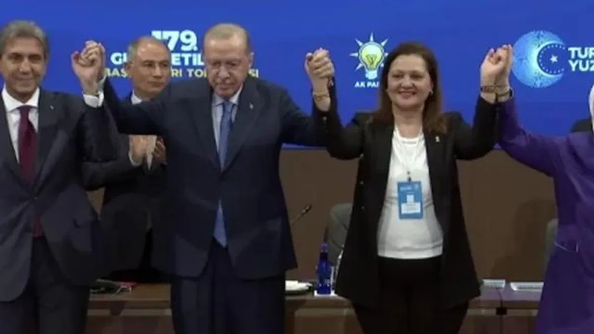 CHP'li iki belediyeden AK Parti'ye katılım... Rozetlerini Erdoğan taktı