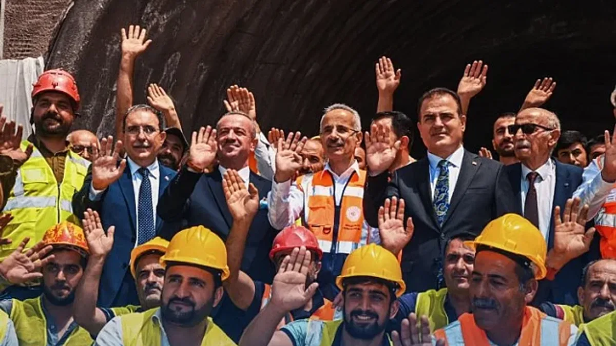 Yüksekova-Yeniköprü Tüneli'nde ışık göründü
