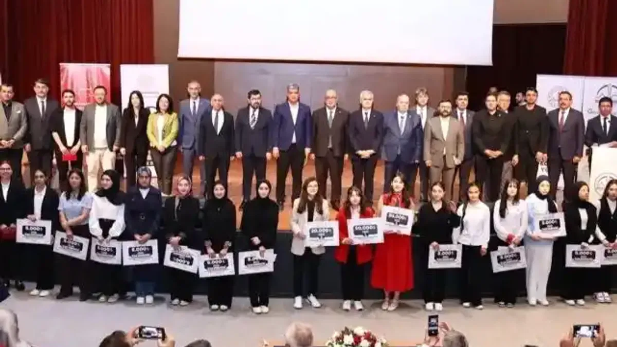 Şahbaz Derneği'nden Filistin temalı konuşma yapan öğrenciye umre hediyesi