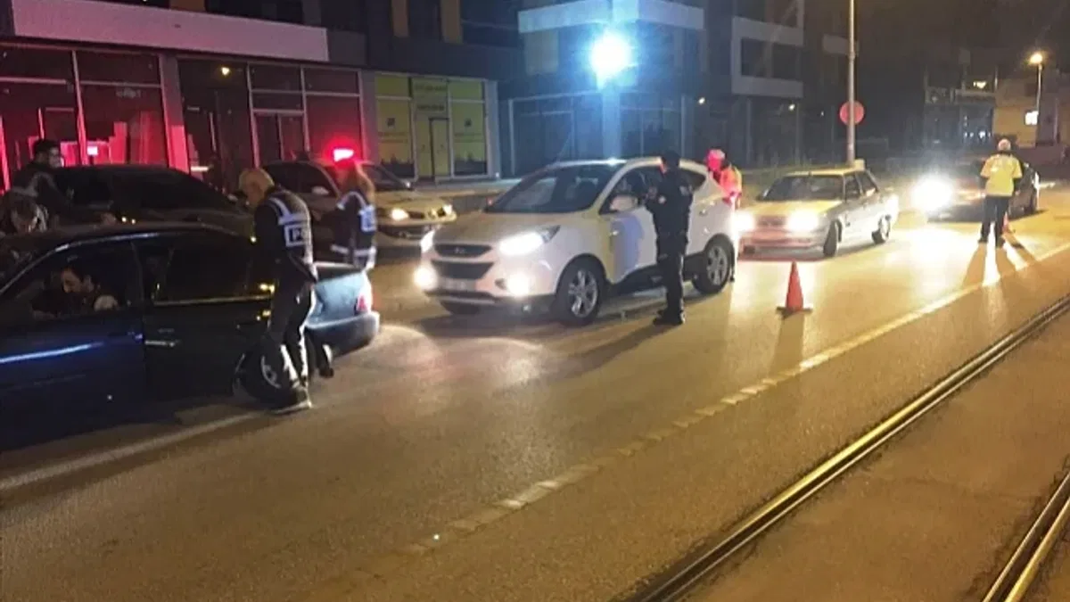 Eskişehir'de asayiş uygulamasında, aranan 13 şüpheli yakalandı