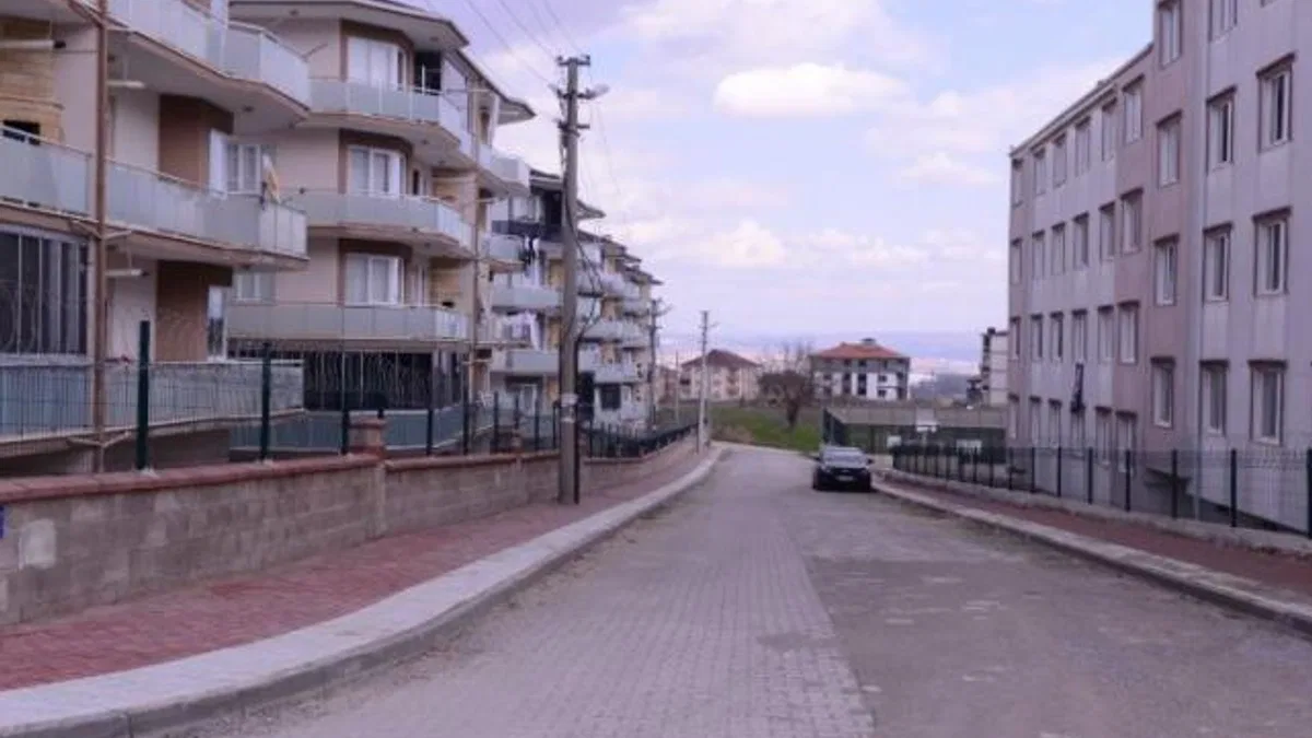 İnegöl Yeniceköy’de yol kaplama ve tretuvar çalışması