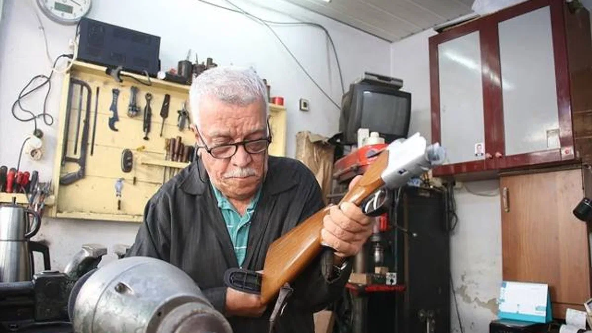 Adanalı usta 62 yıldır bozulan silahları tamir ediyor