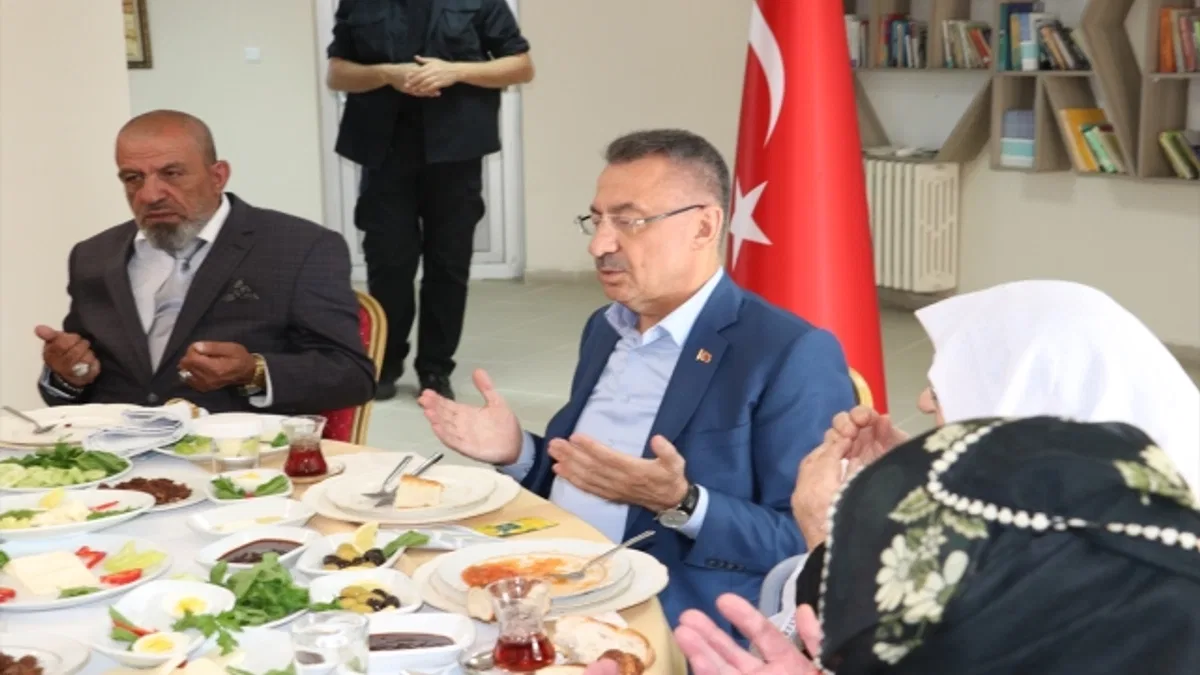 Cumhurbaşkanı Yardımcısı Fuat Oktay, Yozgat'ta huzurevini ziyaret etti