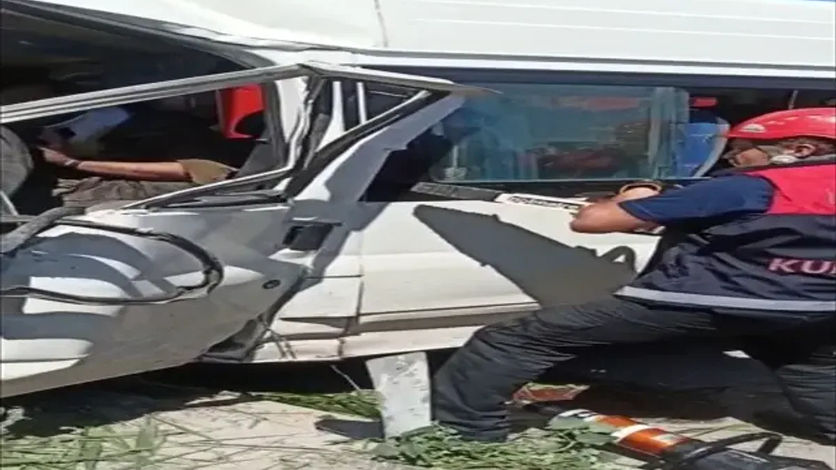 Sivas'ta otomobil ile minibüsün çarpışması sonucu 2 kişi yaralandı