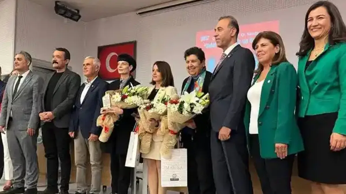 Manisa'da yurtsever kadınlar Cumhuriyet'i konuştu