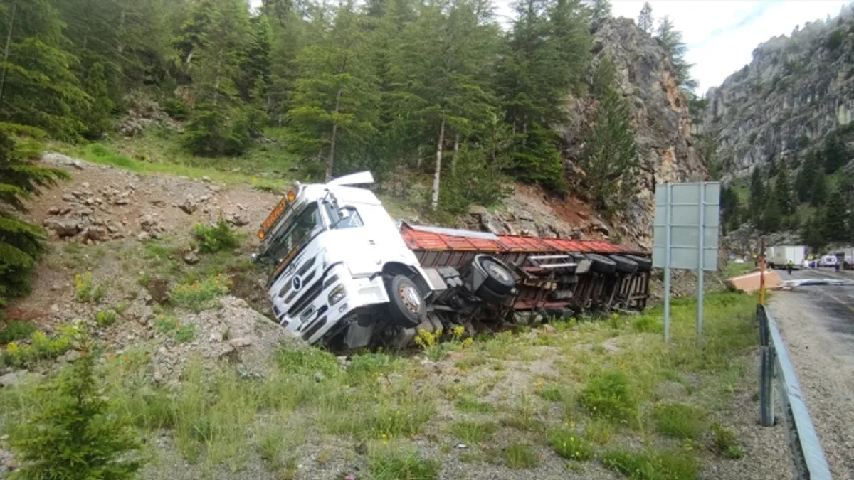 Konya'da iki tır ile bir otomobilin karıştığı kazada 1 kişi öldü
