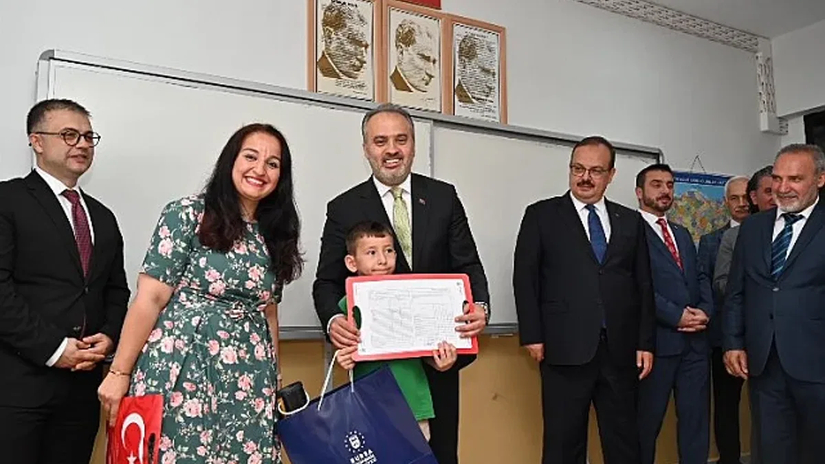 Bursa'da öğrencilerin karne sevinci