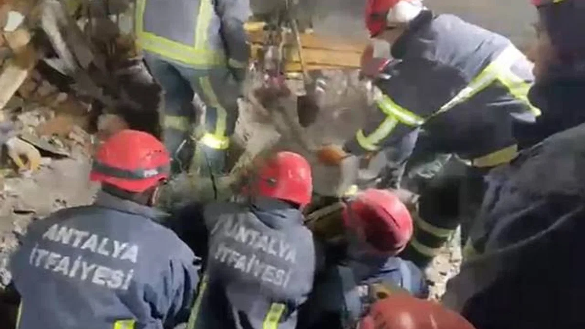 Antalya Büyükşehir Belediyesi İtfaiyesi'nden depremin 162'nci saatinde mucize kurtarış