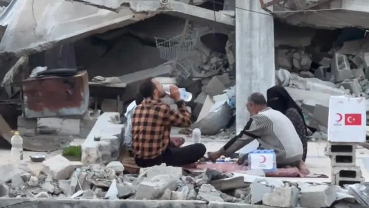Gazze'de yıkıntılar arasında iftar! Kızılay Gazze'deki aşevi kapasitesini 30 bine çıkardı