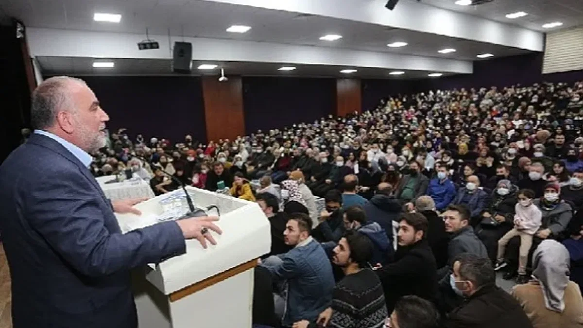 Canik Belediyesi, yazar ve şair Prof. Dr. Nurullah Genç 'i vatandaşlarla buluşturuyor.