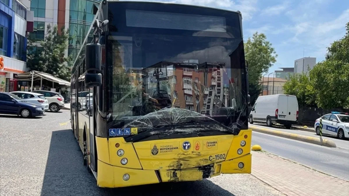 İstanbul'da İETT otobüsünün karıştığı kazada 3 kişi yaralandı