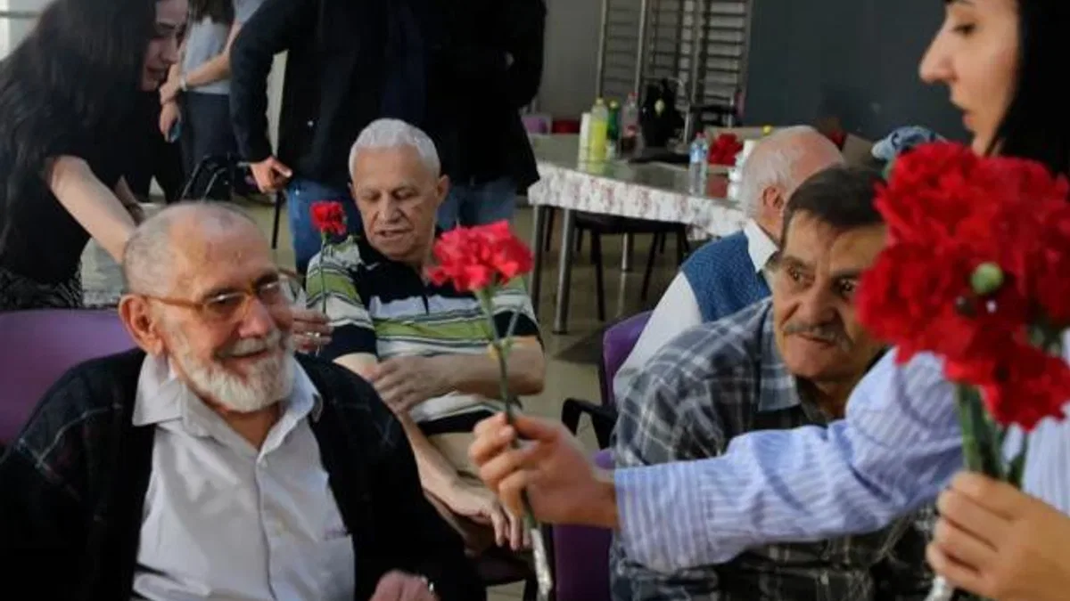 Sakarya Büyükşehir’den yaşlıların yüzünde tebessüm olan ziyaret