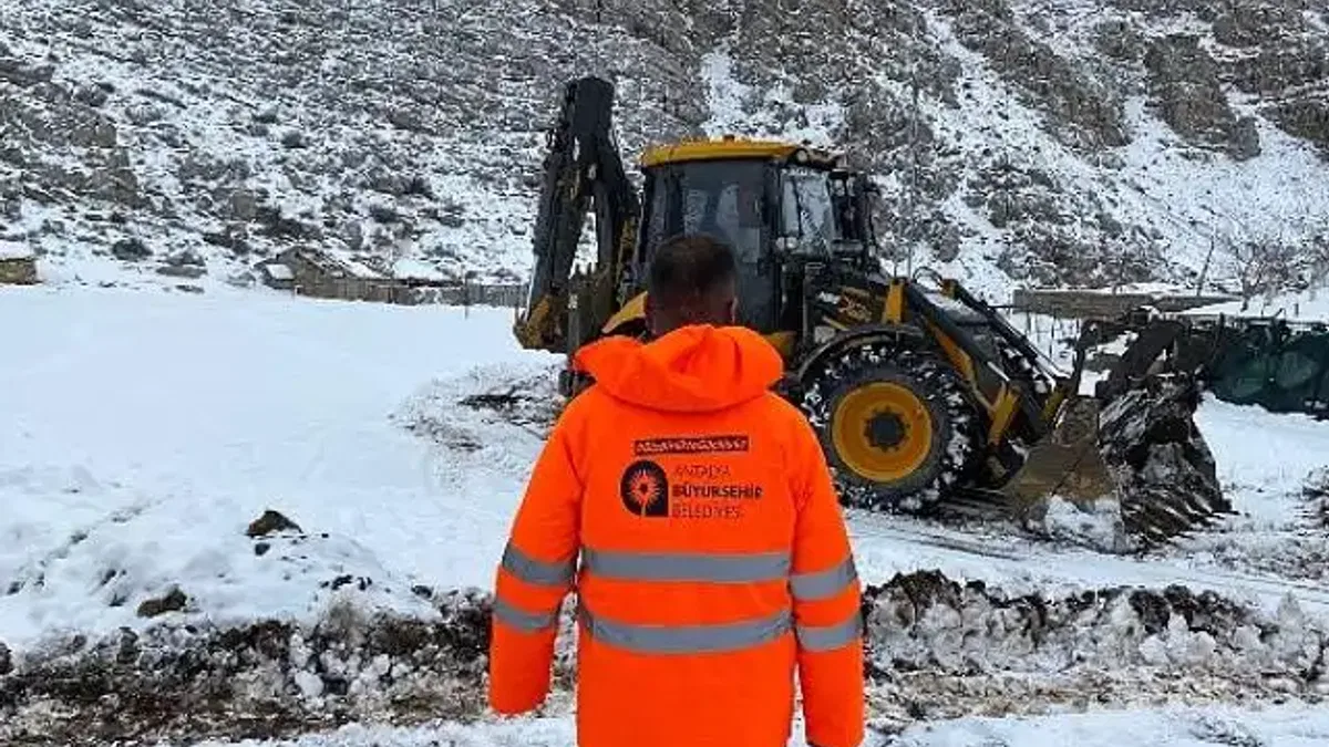 Antalya Büyükşehir Belediyesi Akseki'de karda mahsur kalan 3 aileyi kurtardı