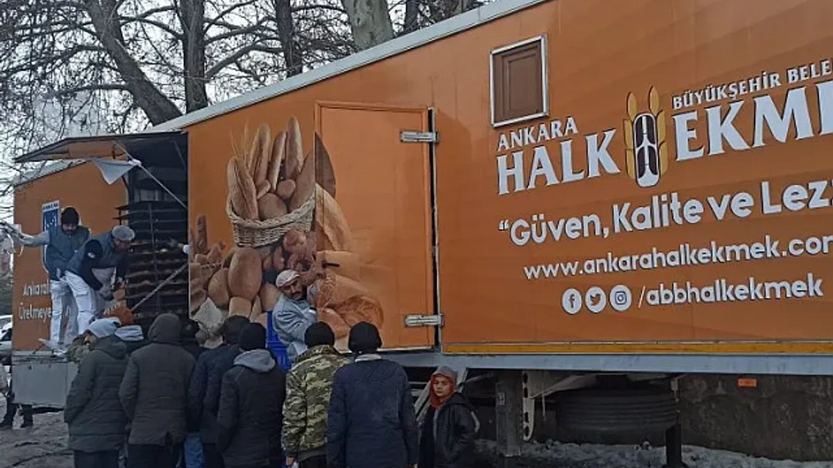Mobil fırınlardan depremzedelere sıcak ekmek